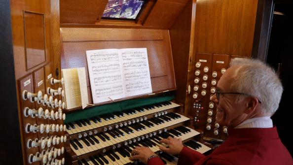 Organ being played.JPG