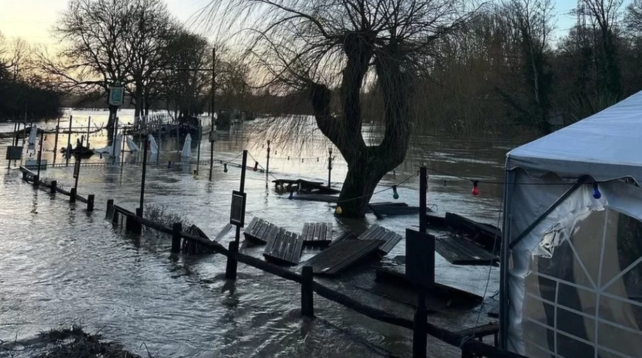 Image of pub in Hanham inundated in water from the river.